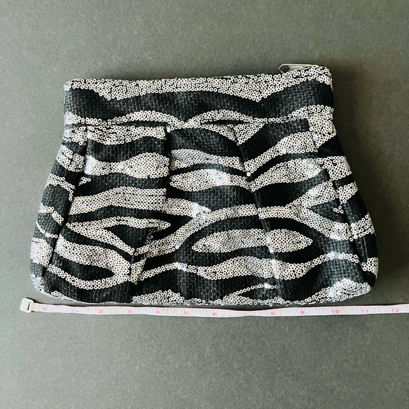 Black and silver sequins clutch style bag! - Picture 2 of 3